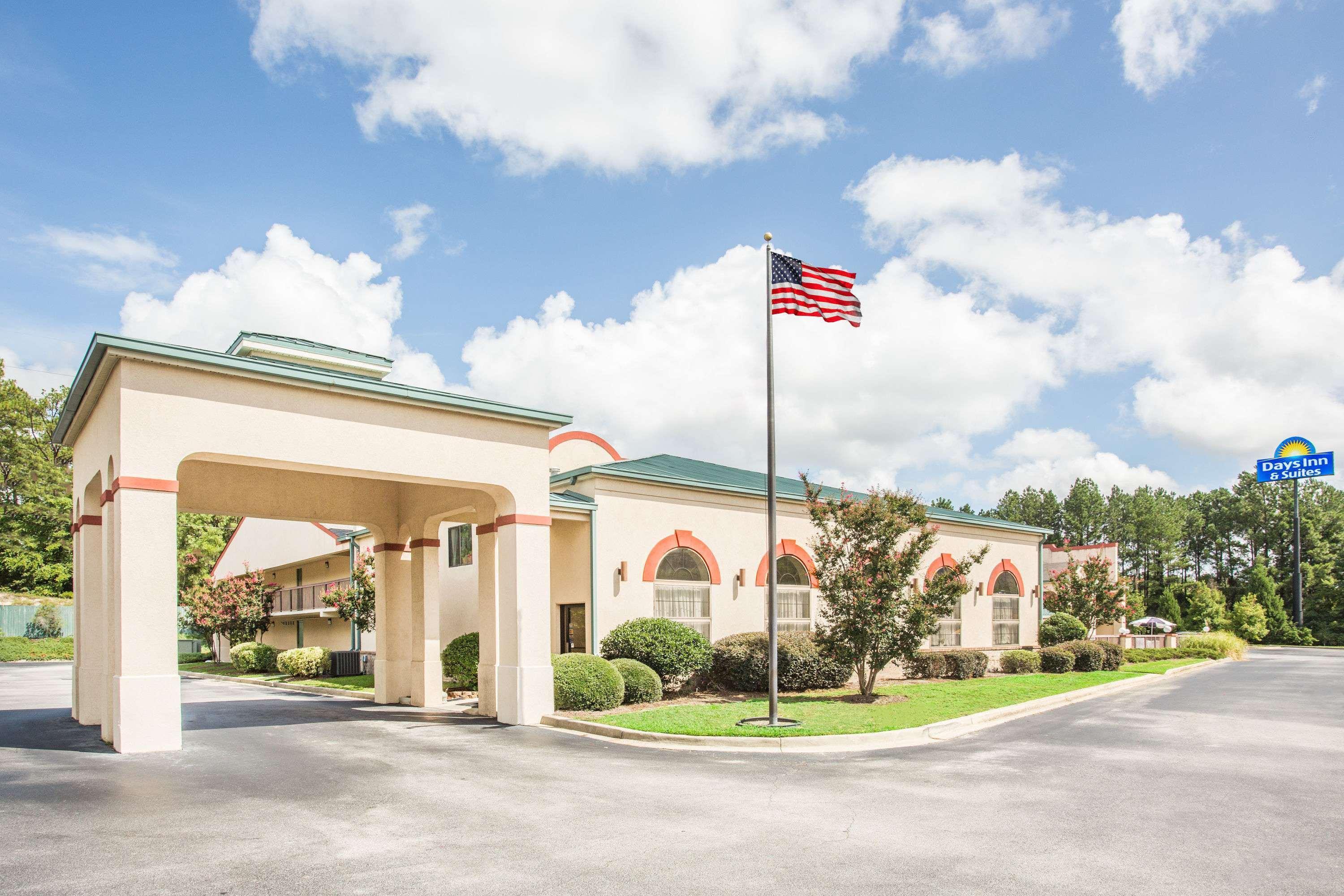Days Inn & Suites By Wyndham Columbia Airport West Columbia Exterior photo
