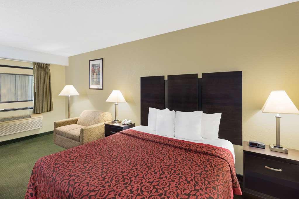 Days Inn & Suites By Wyndham Columbia Airport West Columbia Room photo